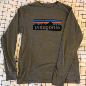 Patagonia Long Sleeved Dark Grey Logo Tee Boys XXL